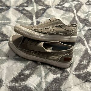 Barely worn adorable neutral sneakers!